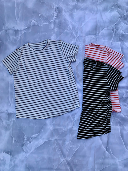Camiseta marinera de rayas con detalle dorado — cuello redondo
