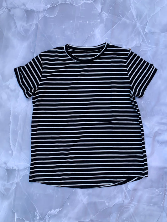 Camiseta marinera de rayas con detalle dorado — cuello redondo