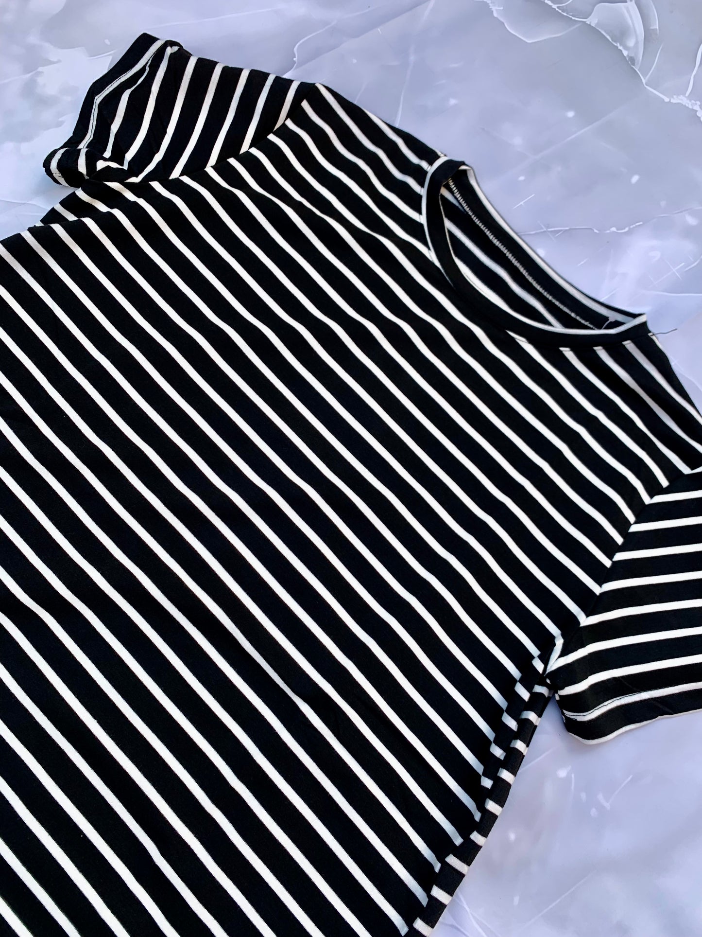 Camiseta marinera de rayas con detalle dorado — cuello redondo