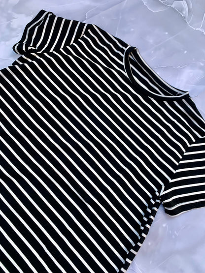 Camiseta marinera de rayas con detalle dorado — cuello redondo