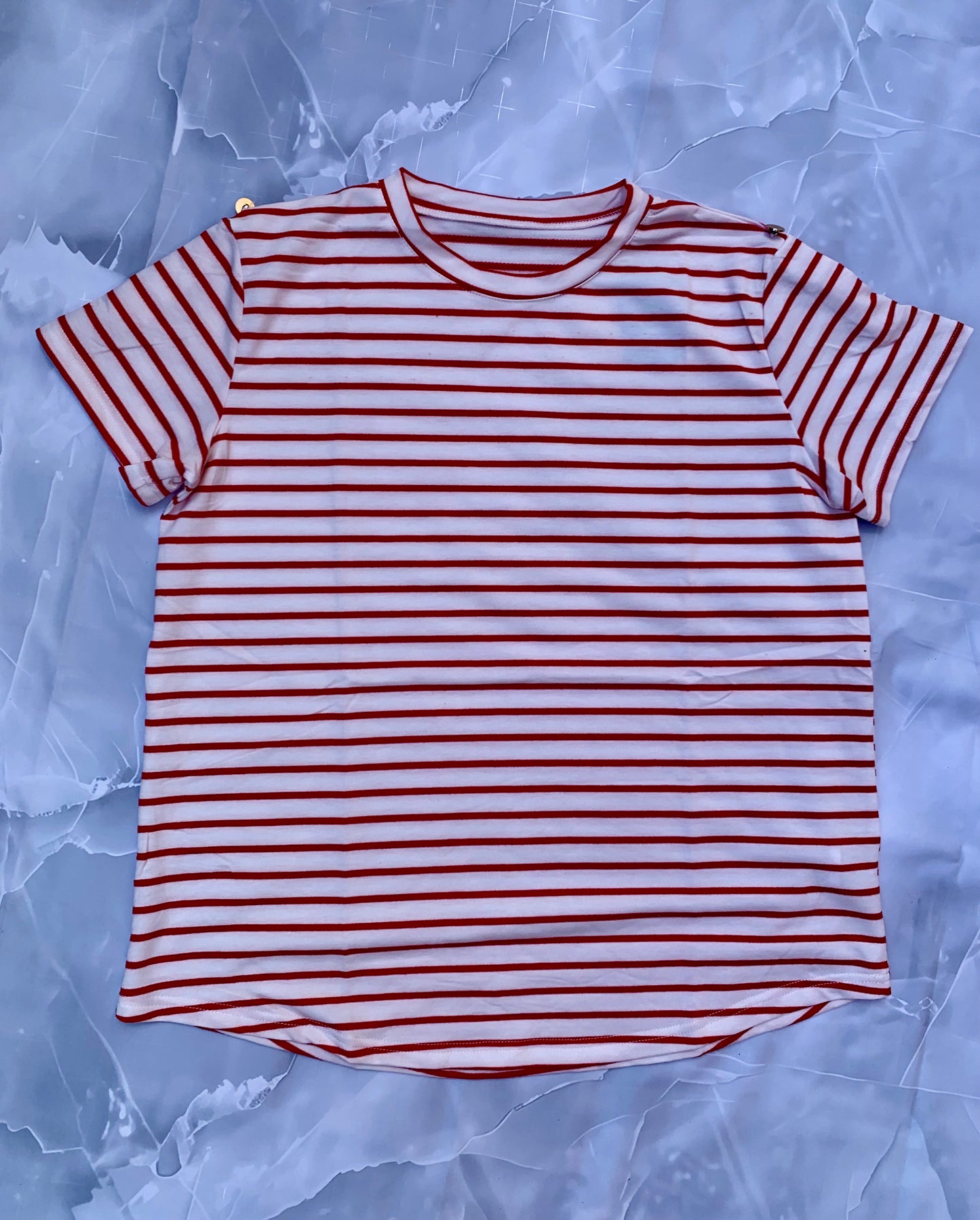 Camiseta marinera de rayas con detalle dorado — cuello redondo