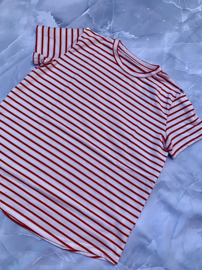 Camiseta marinera de rayas con detalle dorado — cuello redondo