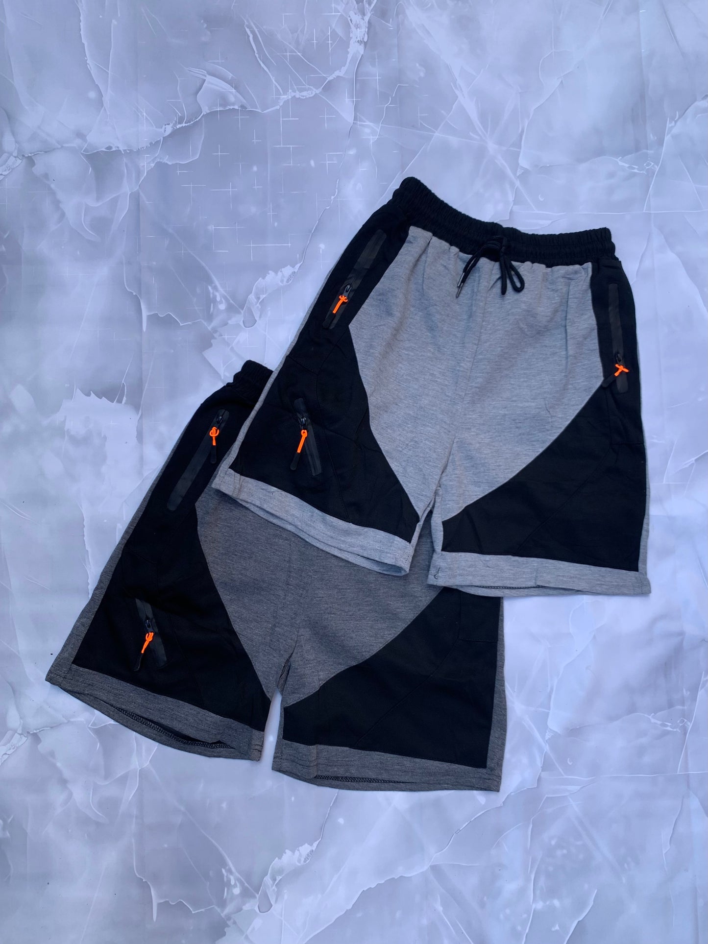 Shorts deportivos hombre bicolor gris y negro